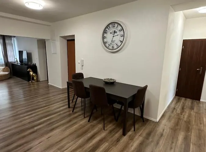 Spacious 3-bedroom In The Historic Old Town Parking Apartament *