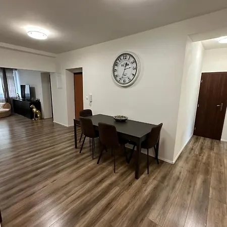 Spacious 3-bedroom In The Historic Old Town Parking דירה *