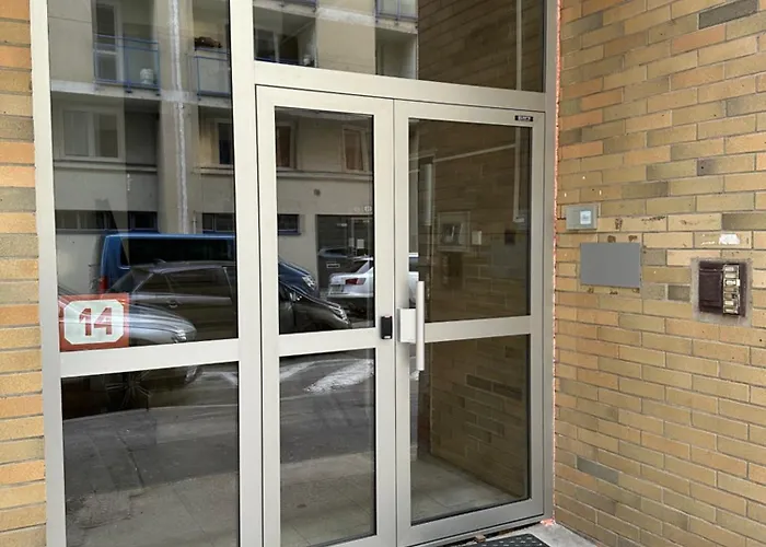 Spacious 3-bedroom In The Historic Old Town Parking דירה *